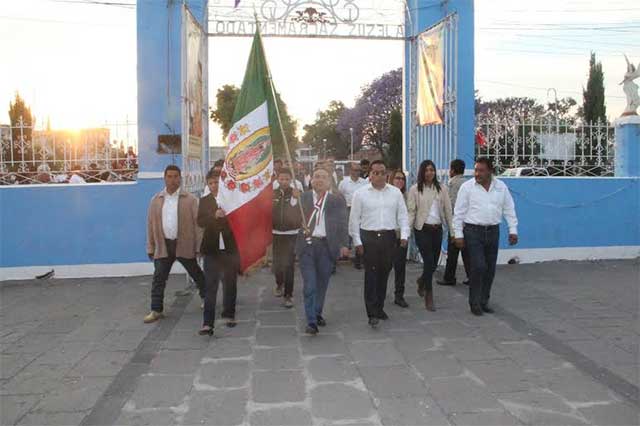 Edil de Amozoc desfila con bandera de la Virgen de Guadalupe por Día del Trabajo