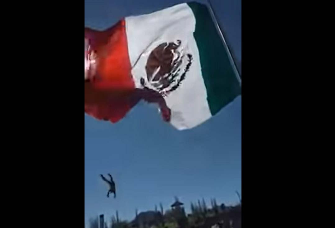 VIDEO Soldado se enreda de la bandera y cae 7 metros