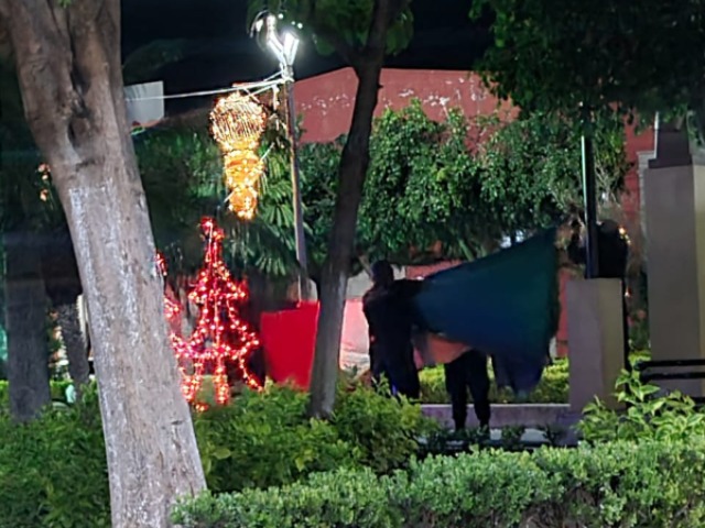 Policías olvidan arriar la bandera y se atora en parque de Izúcar