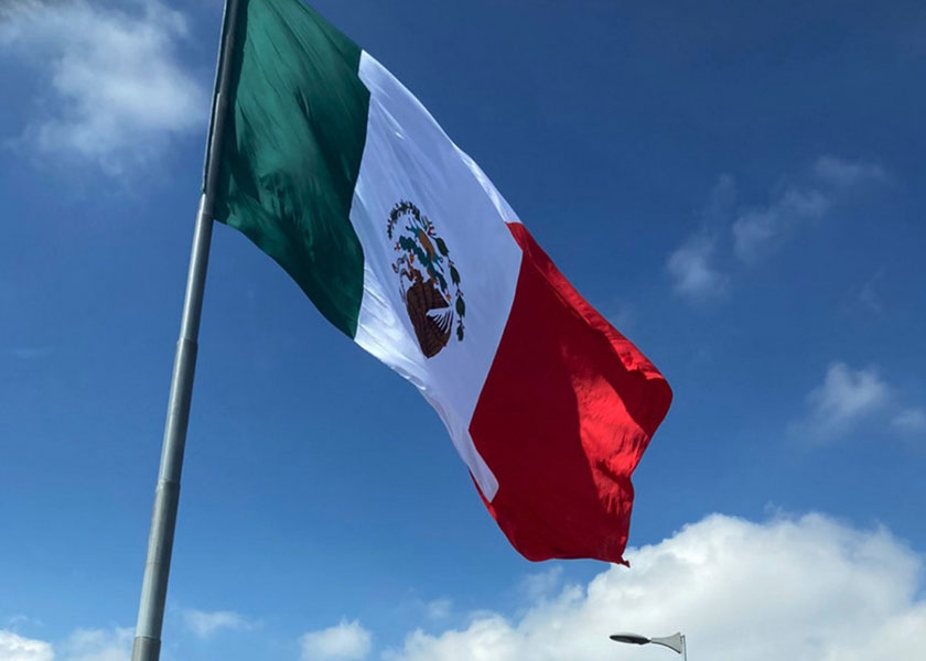 VIDEO Lo que faltaba, ponen de cabeza la bandera de México