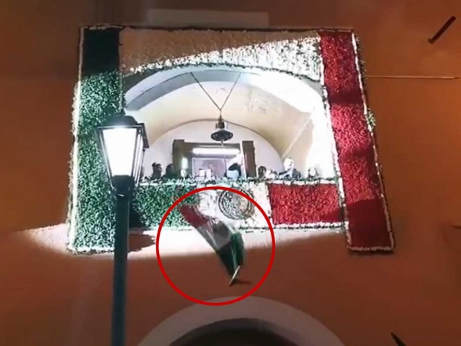 VIDEO Se le cae bandera a edil en pleno Grito 
