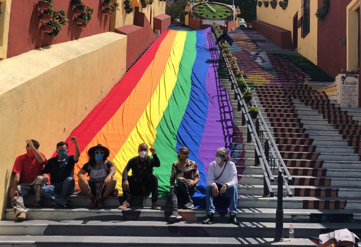 Colocan monumental bandera LGBTTTIQ en Atlixco