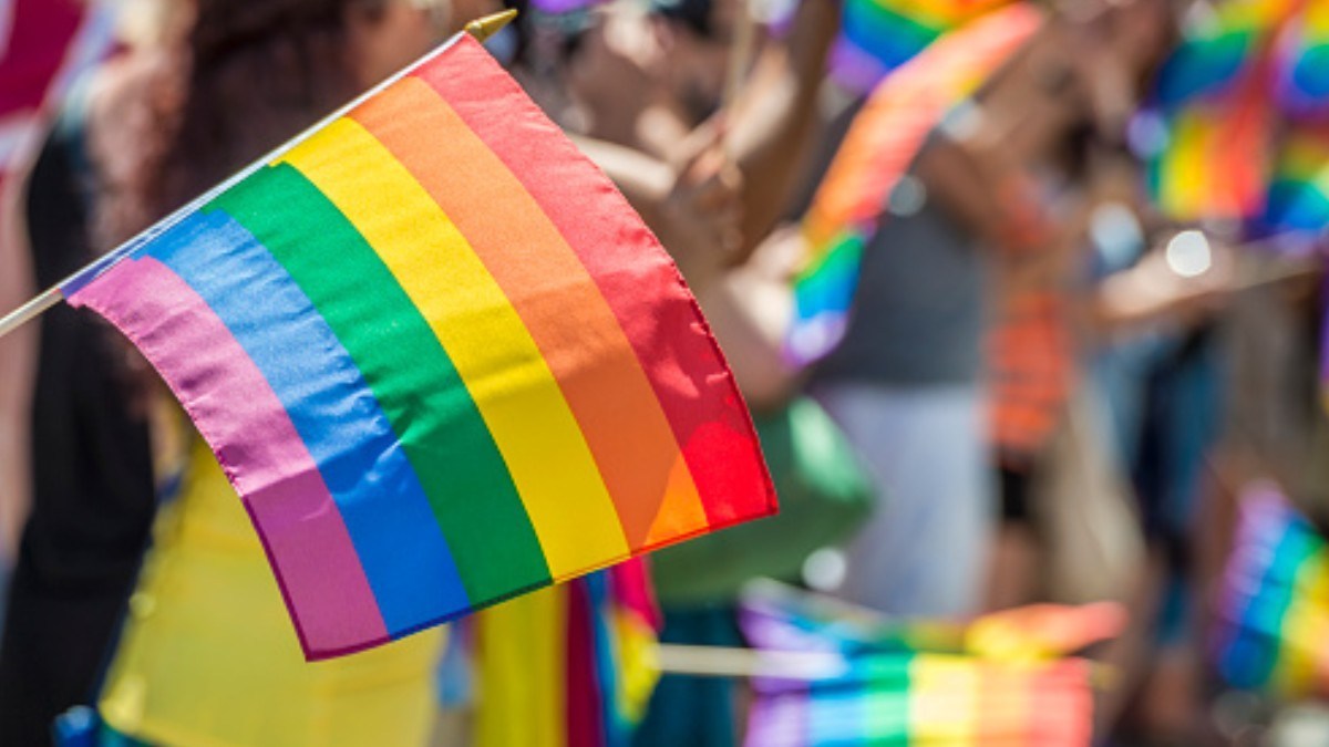Comunidad LGBTTTIQ pinta de arcoíris las calles de Puebla