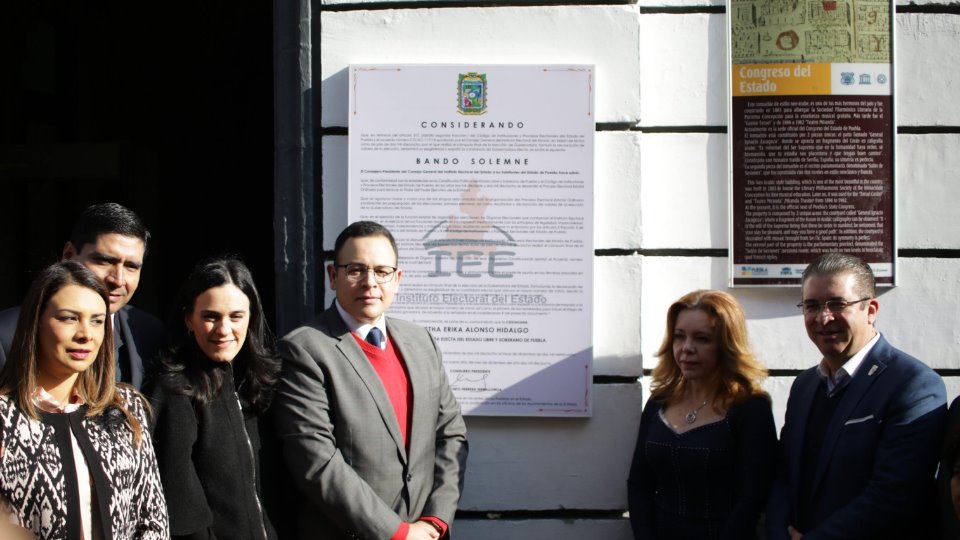 Colocan Bando que acredita a Martha Erika como gobernadora
