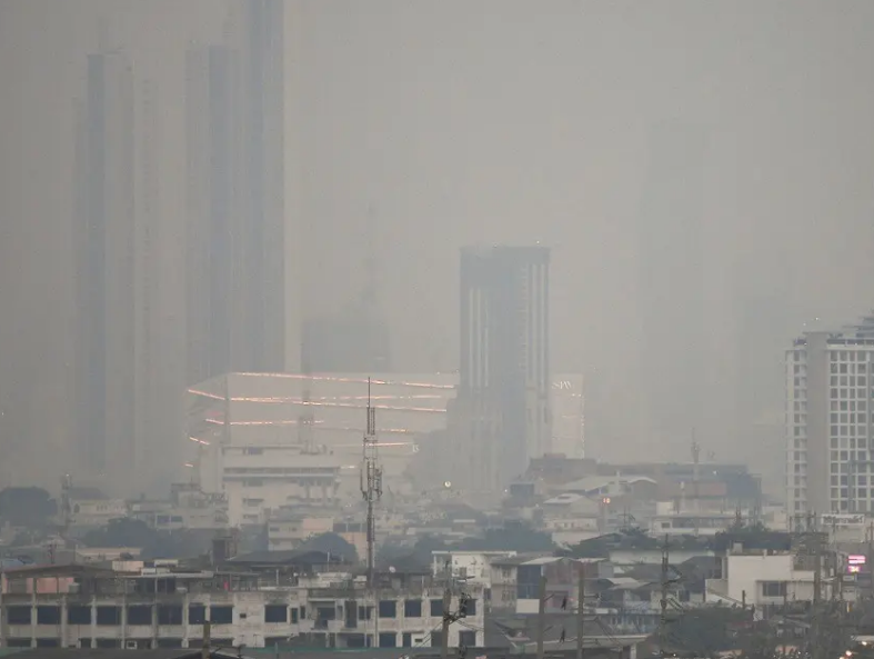 Por contaminación en el aire, cierran 250 escuelas en Bangkok