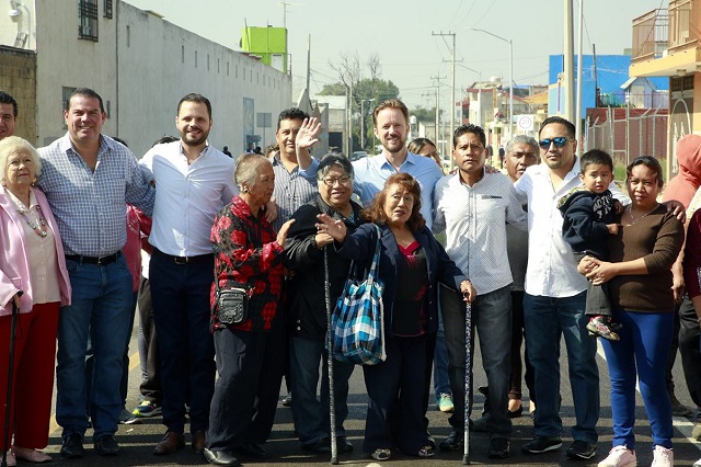 Banck y vecinos de El Fresno supervisan vialidad principal de la colonia