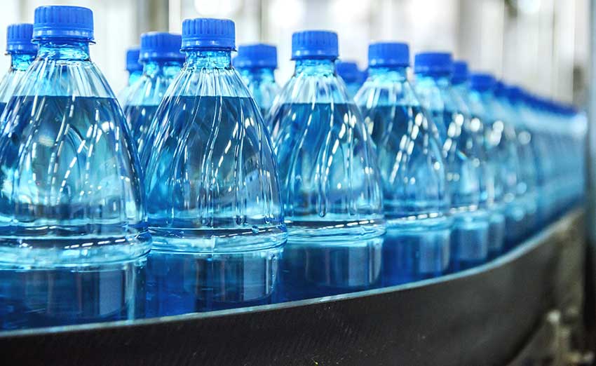 Nanopartículas de plástico saturan agua embotellada