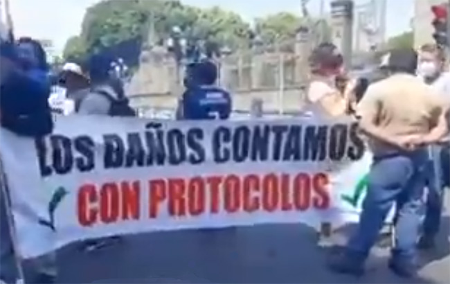 Vuelven dueños de baños públicos a marchar en Puebla
