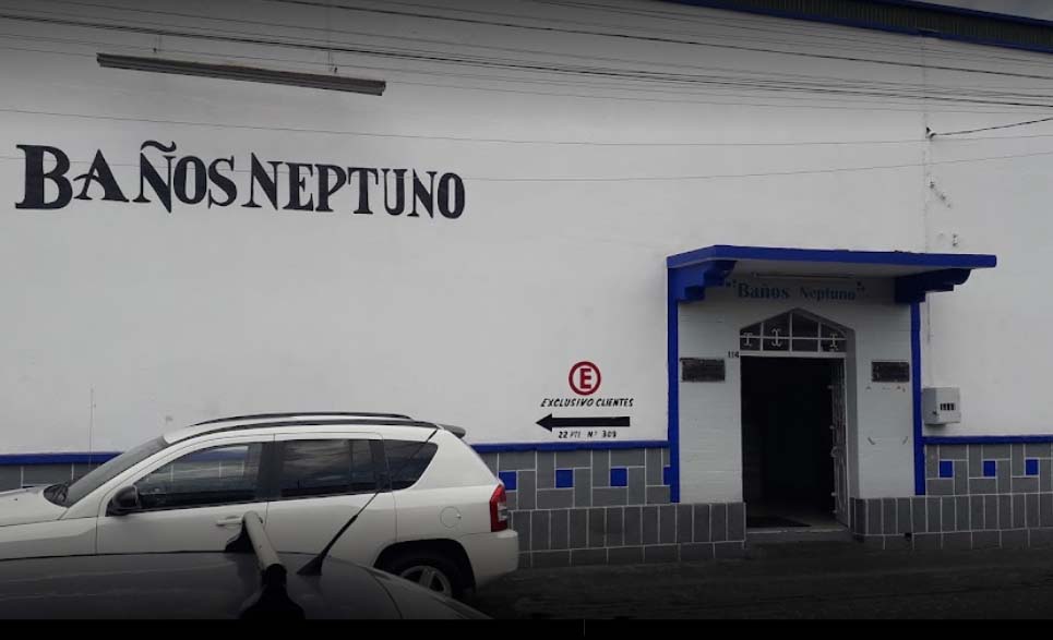 Encañonan y sacan semidesnudos a usuarios de baños Neptuno en Puebla