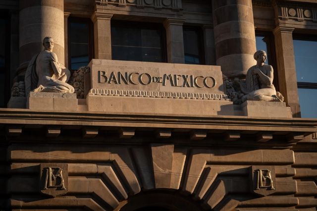 Banxico advierte sobre impacto de impuesto a remesas en migrantes