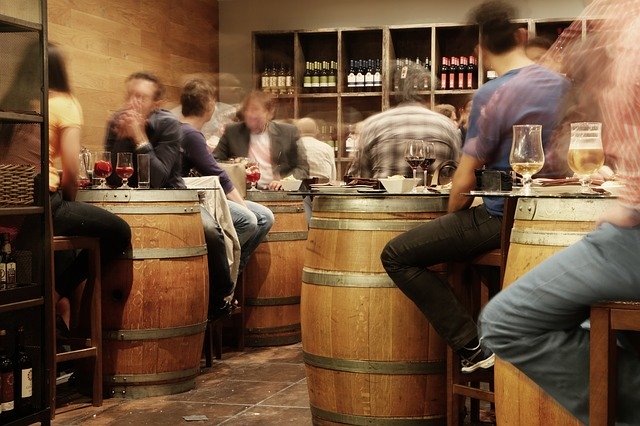 Para pasar más tiempo con su esposo, le construye bar