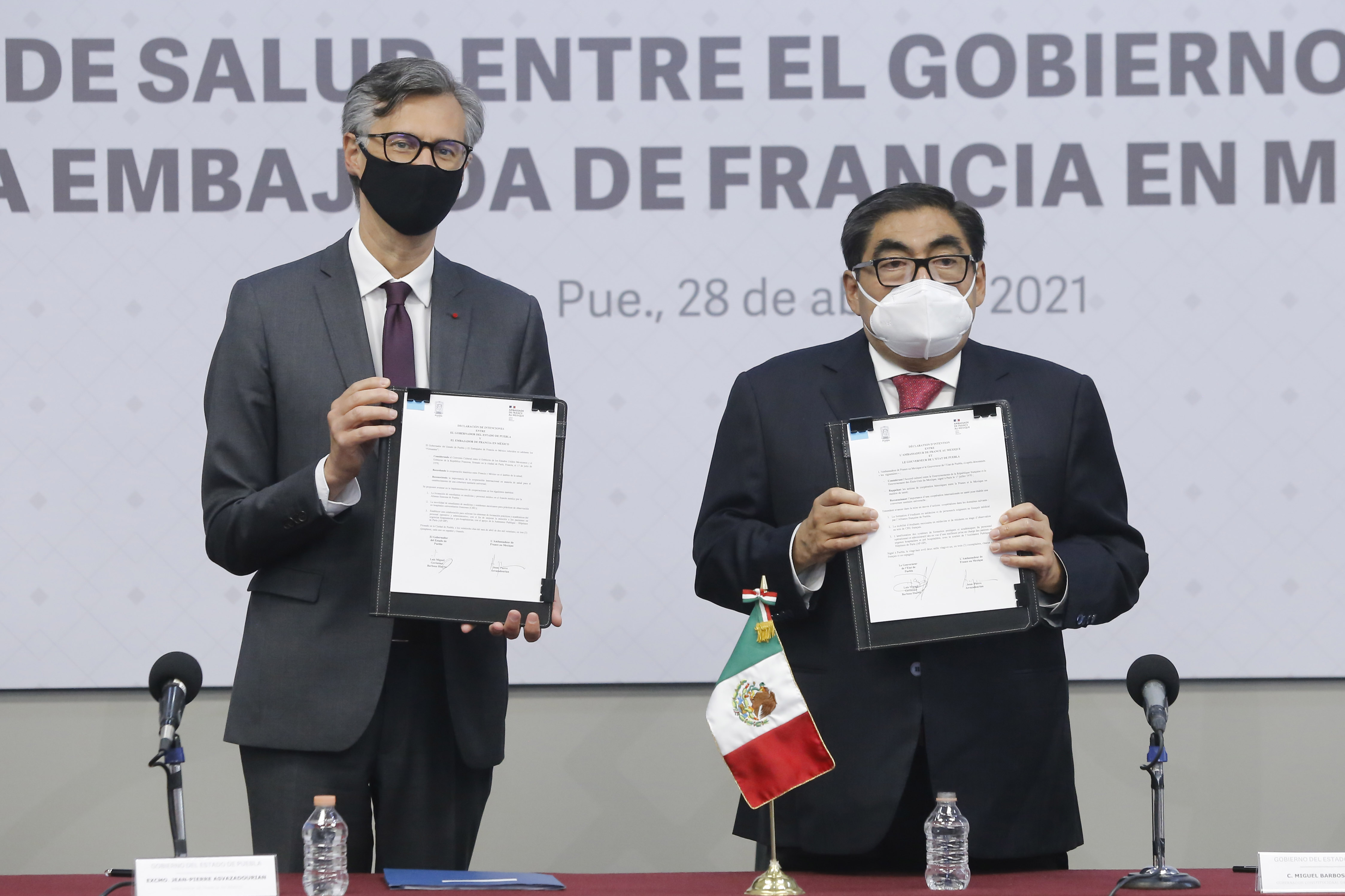 Barbosa firma Carta-Intención en materia de salud con embajada francesa
