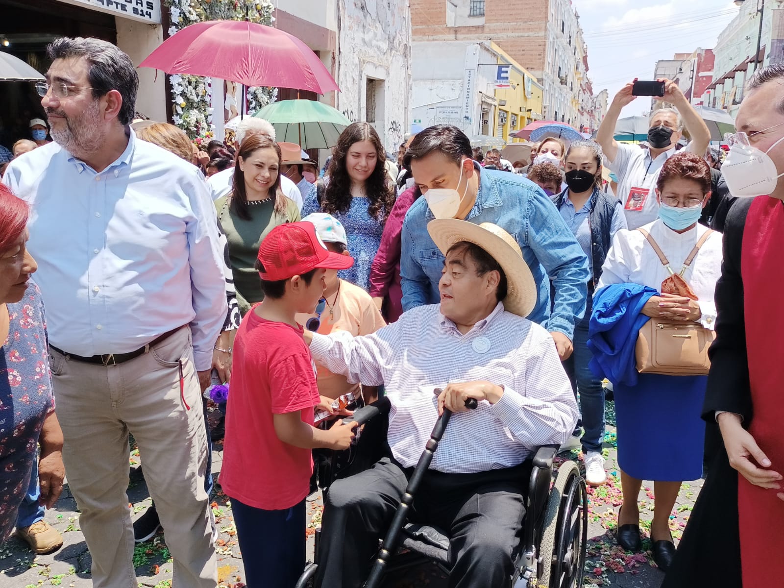Promete Barbosa a niños poblanos que velará por su seguridad