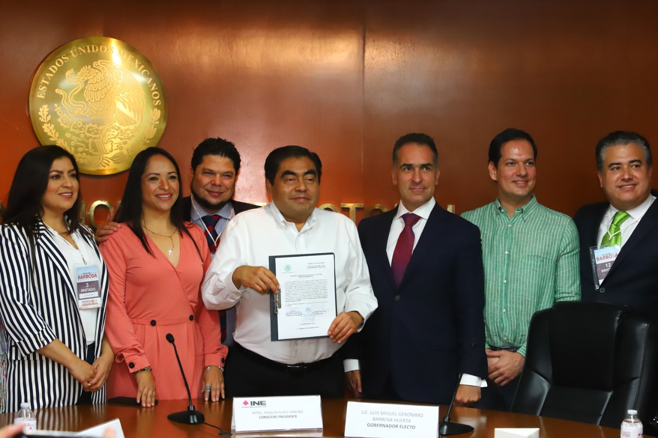 Barbosa recibe constancia de mayoría como gobernador