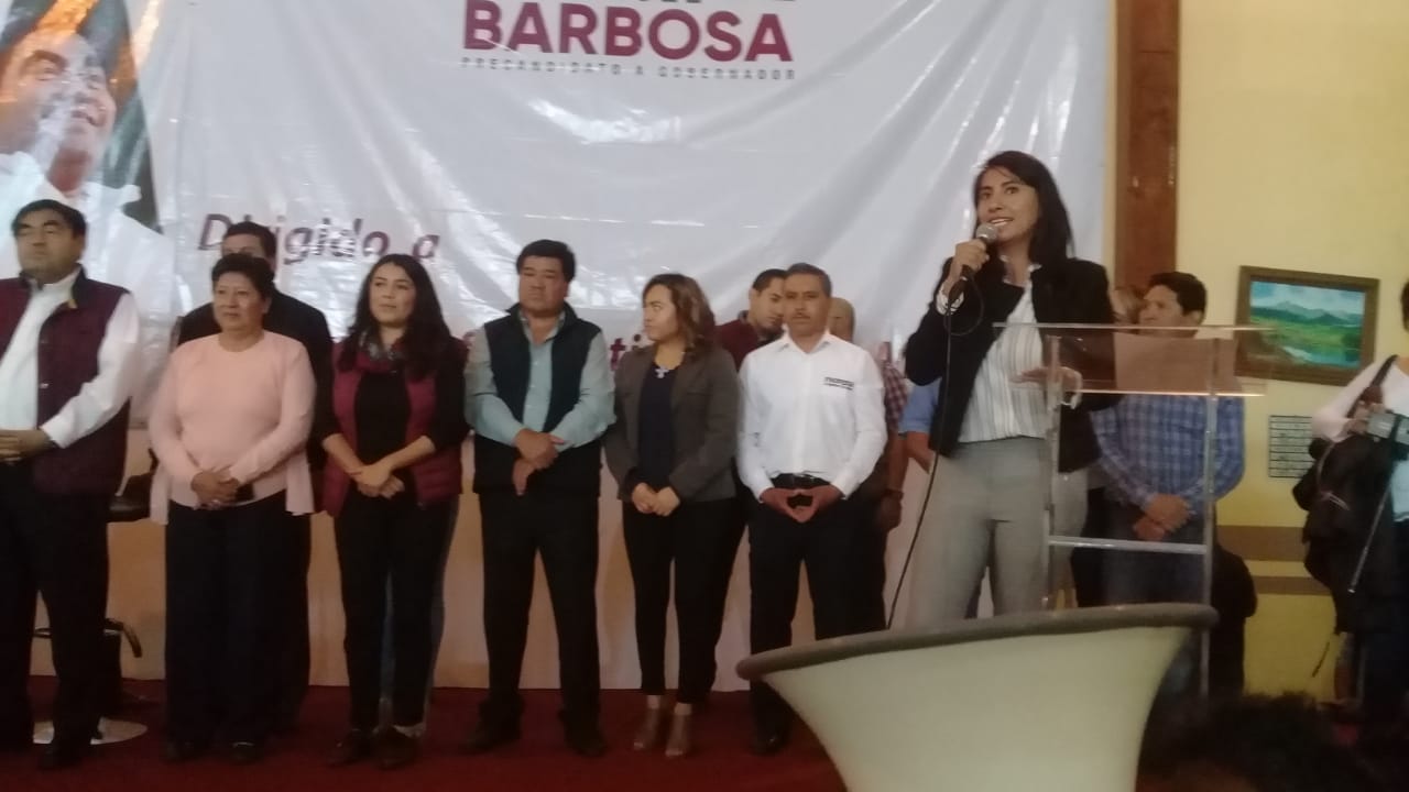 Abuchean a alcaldesa de Huejotzingo en evento de Barbosa