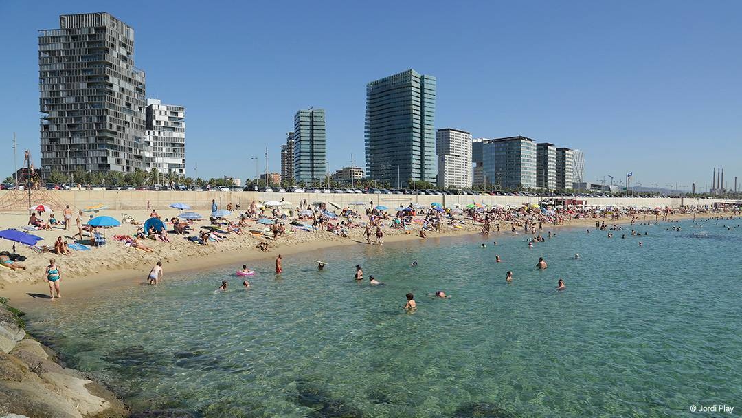 En Barcelona reabren playas y parques solo para paseos