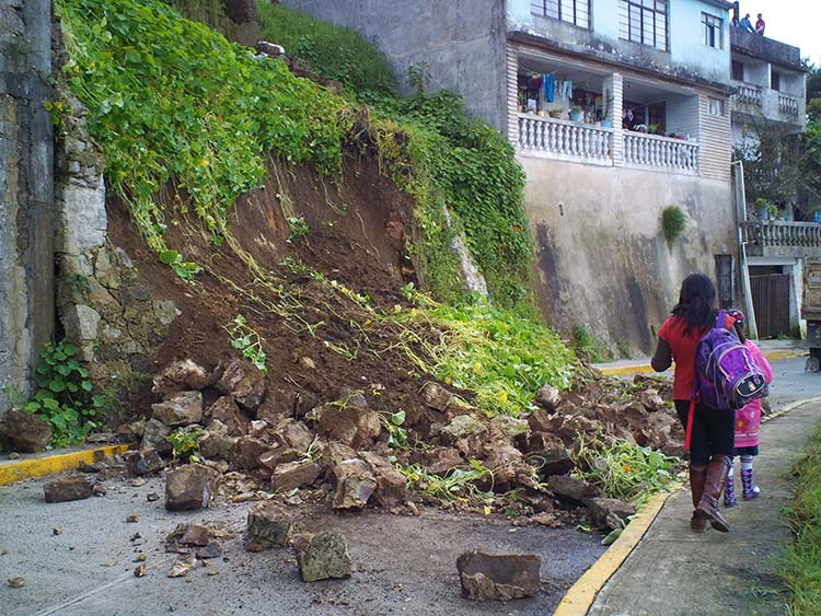 Cae barda de casona en Teziutlán por fuertes lluvias