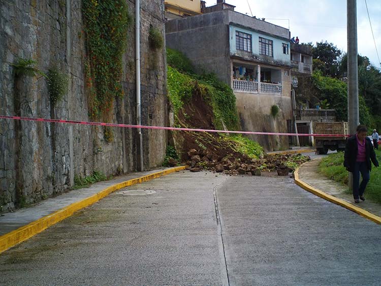 Cae barda de casona en Teziutlán por fuertes lluvias