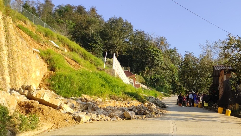 Vecinos de Huauchinango reclaman a Capcce y a constructora por barda caída