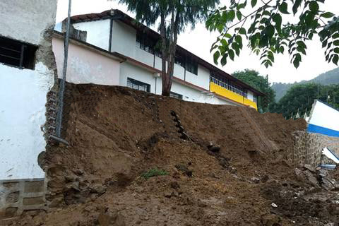 Fuertes lluvias derriban barda en primaria de Teziutlán