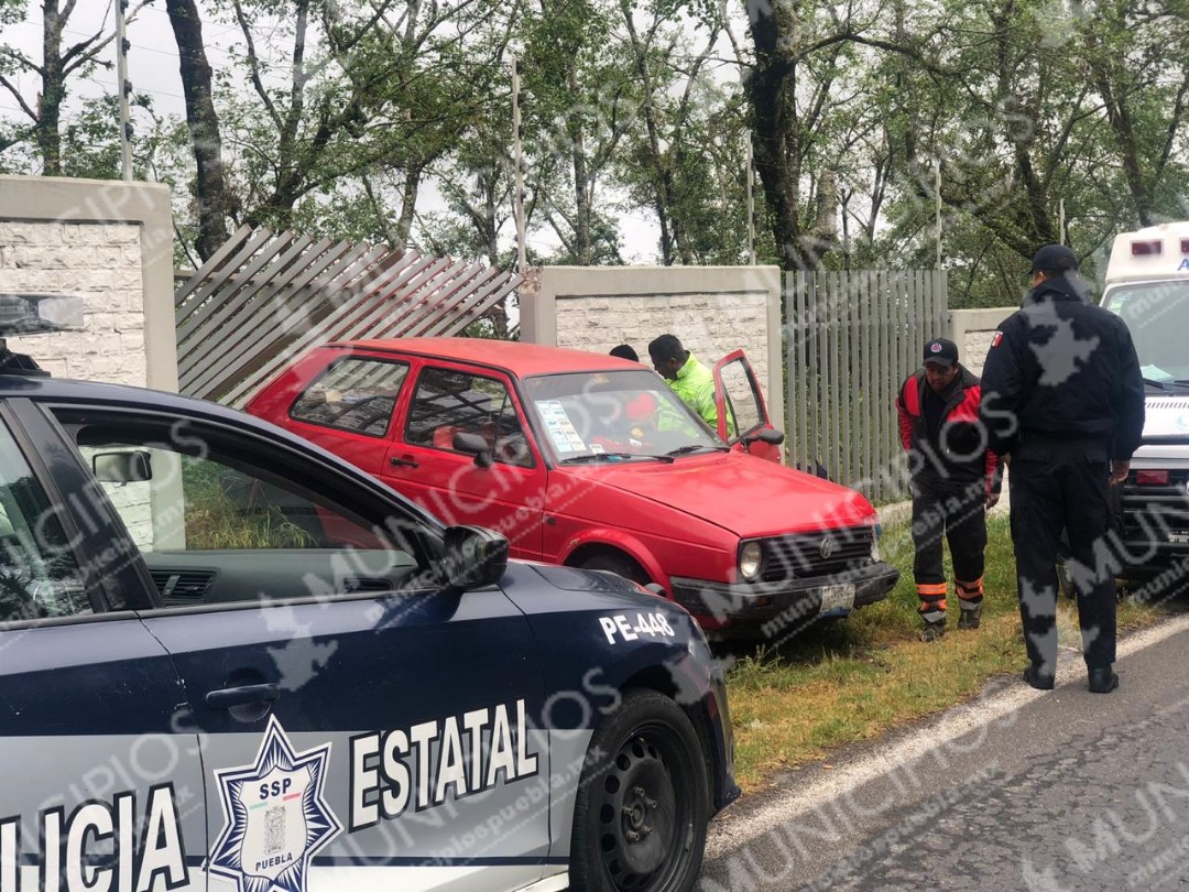 Choca automóvil contra muro del Tec de Zacapoaxtla