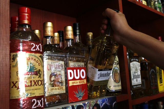 Pese a estar prohibido, bares comienzan a abrir sus puertas en Puebla