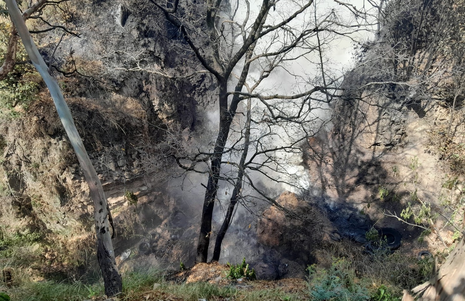 Incendio de llantas en barranca de Xonacatepec alerta a vecinos