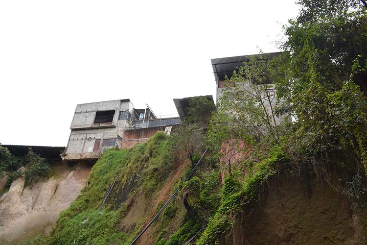 A punto de colapsar viviendas por ruptura de drenaje en Tlatlauquitepec