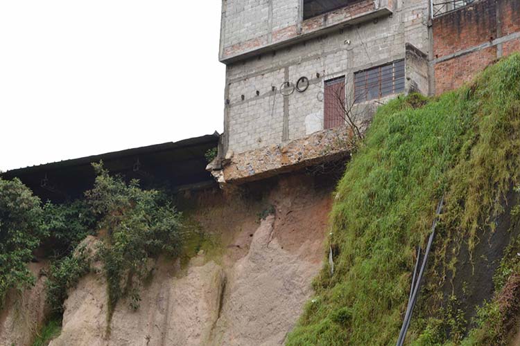 A punto de colapsar viviendas por ruptura de drenaje en Tlatlauquitepec