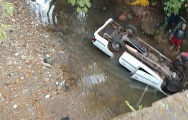 Camioneta con familia cae a barranco en Ayotoxco de Guerrero