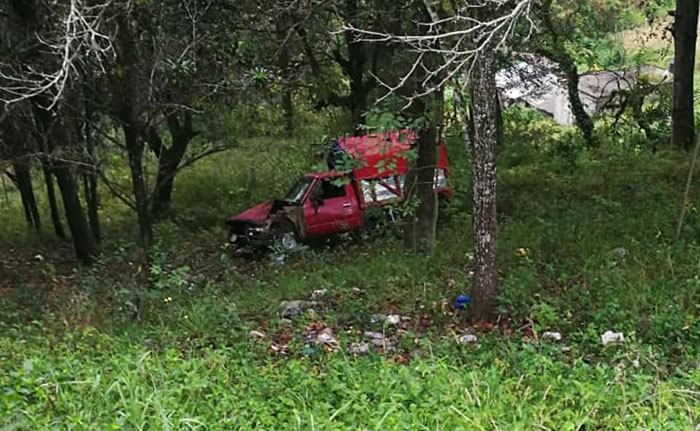 Se va a barranco en Tlatlauquitepec y vive para contarlo