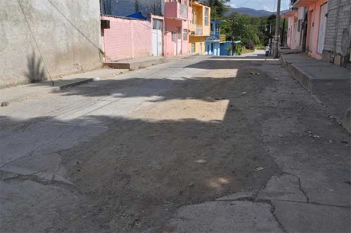 Habitantes exigen arreglo de calle en Barrio de San Luis, en Acatlán