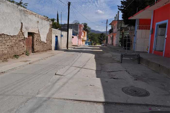 Habitantes exigen arreglo de calle en Barrio de San Luis, en Acatlán