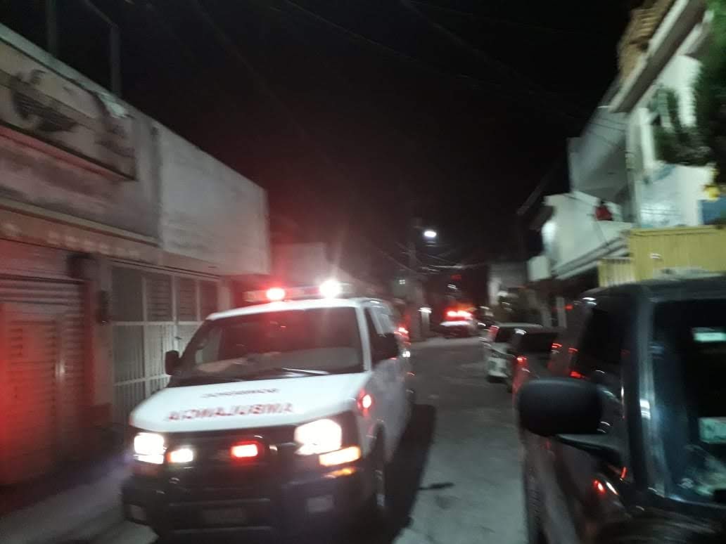 Balean en las piernas a joven en Texmelucan