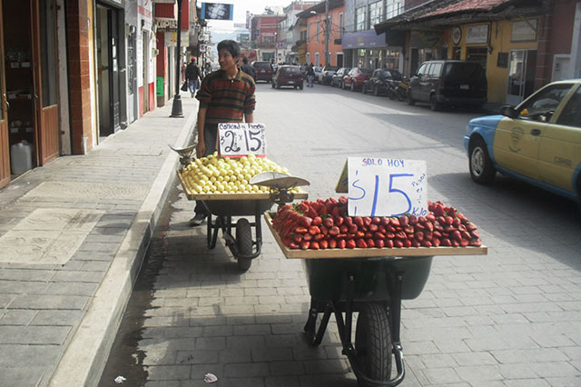 Decomisan 15 básculas a vendedores ambulantes de Huauchinango
