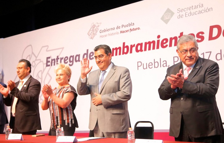 Entrega Céspedes más de 5,300 bases a maestros en Puebla