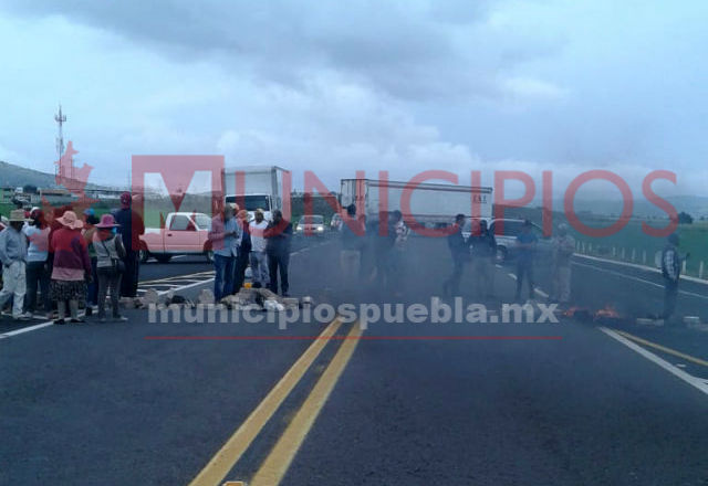 Fracasa diálogo en Cuyoaco y otra vez cierran autopista