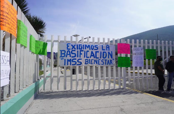 Se manifiestan trabajadores del Hospital General de Tecamachalco