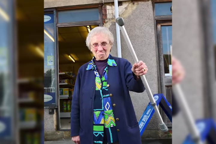 VIDEO Con bastón abuelita enfrenta a ladrón