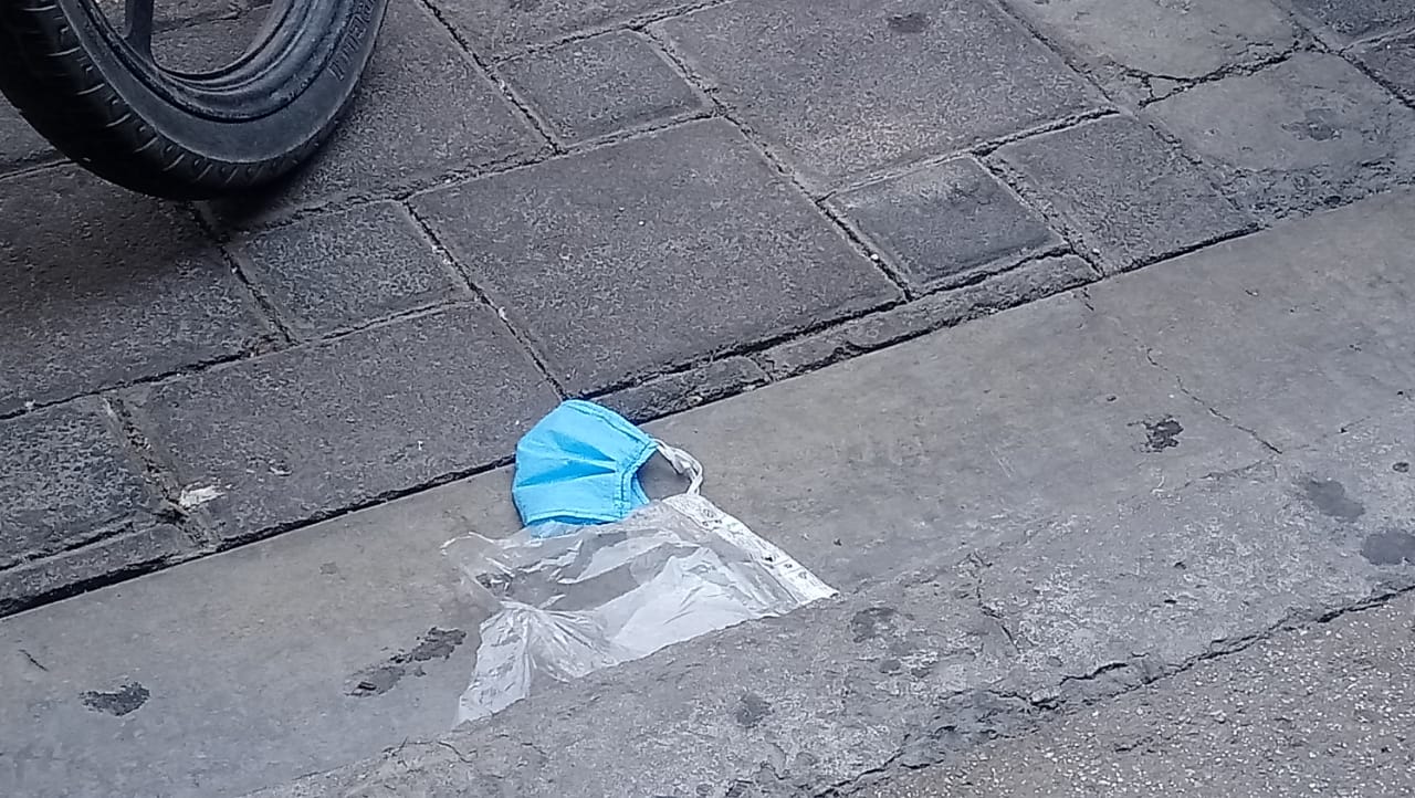 Se incrementa presencia de cubrebocas tirados en calles del centro de Tecamachalco