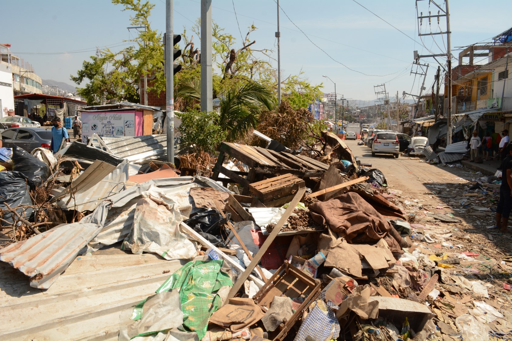 Sin luz ni agua, se mantienen colonias en Acapulco