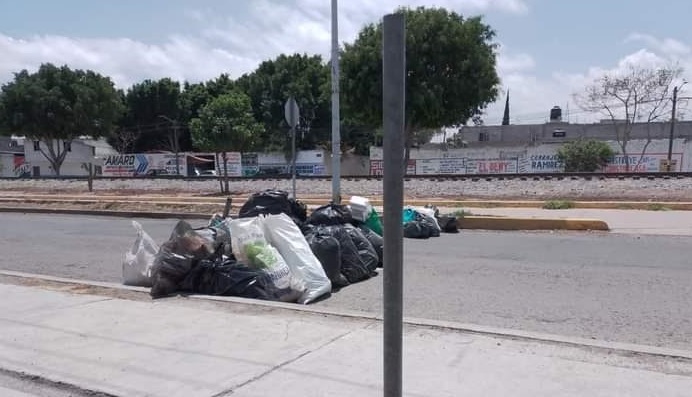 Bloquean con basura calles de Tehuacán en protesta por falta de recolección