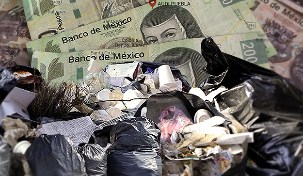 En Puebla, hombre tira 50 mil pesos a la basura