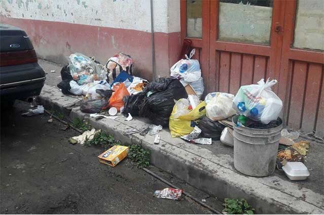 Retiro de contenedores ocasiona montoneras de basura en Teziutlán