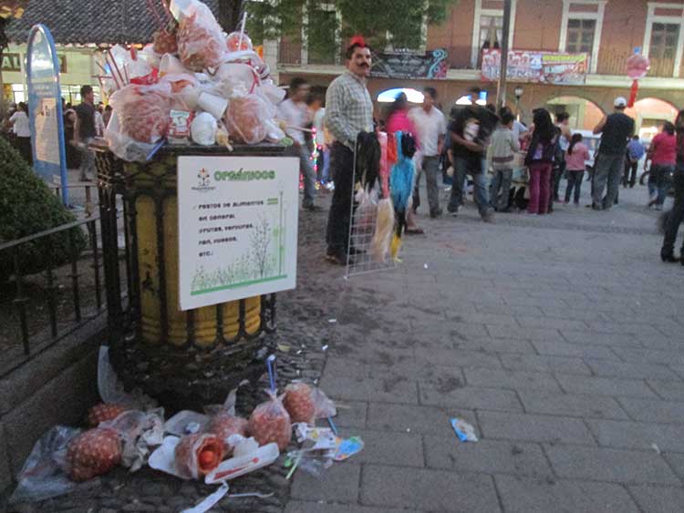 Montoneras de basura en Huauchinango por retraso de recolección