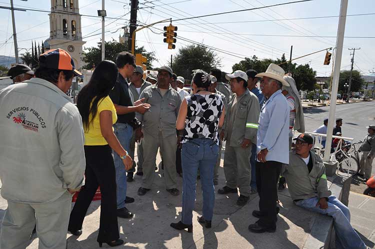 Con montones de basura protestan trabajadores de limpia en Acatlán de Osorio