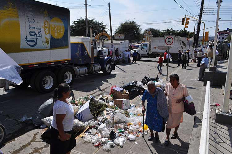 Con montones de basura protestan trabajadores de limpia en Acatlán de Osorio