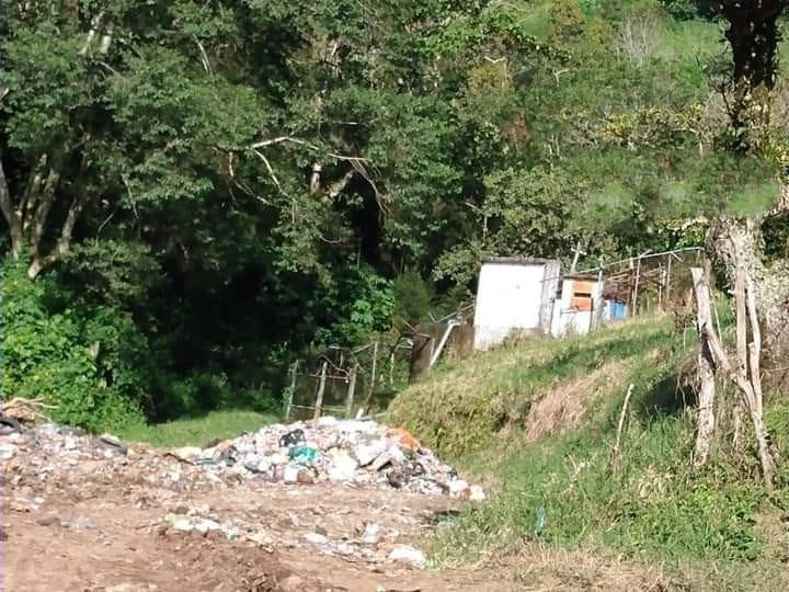 Denuncian que edil de Juan Galindo usa camino a la presa Necaxa como tiradero de basura 