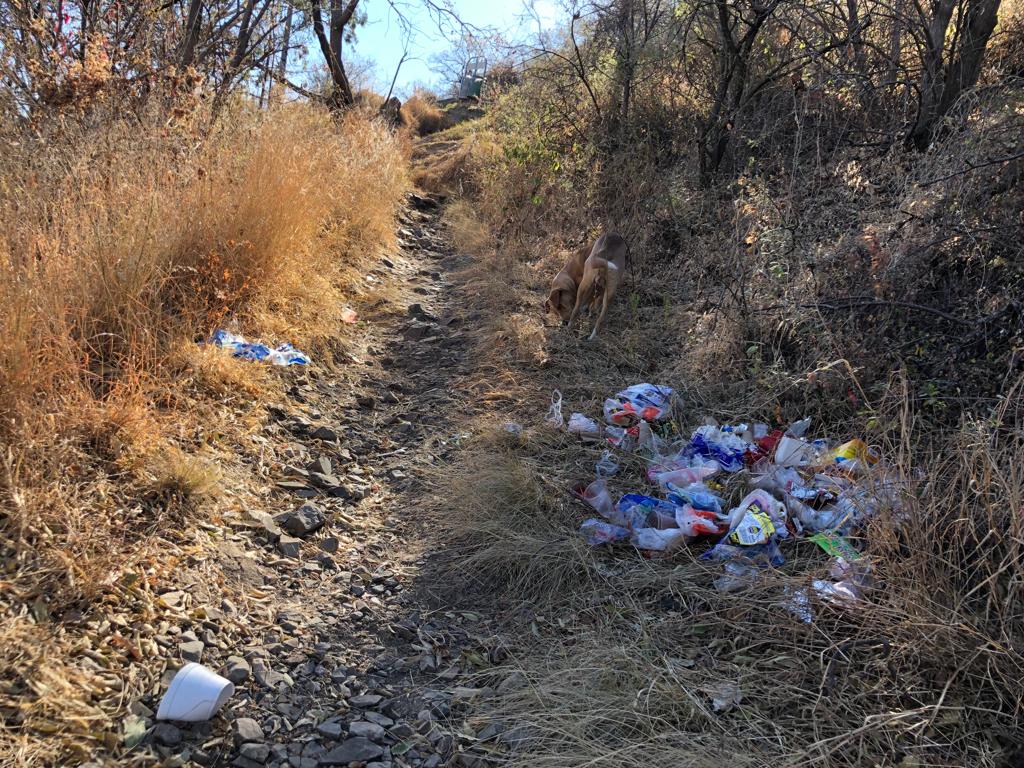 Visitantes dejan regada basura en el cerro de San Miguel en Atlixco 