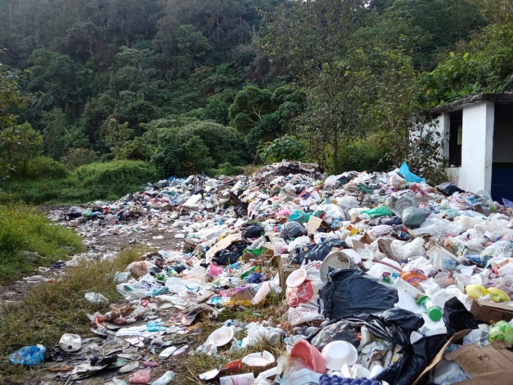 Usan unidad de Transparencia de Xochitlán como tiradero de basura